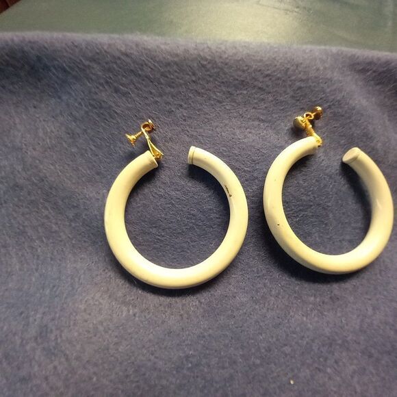 Vintage Napier White Clip Circle Earrings - Picture 2 of 7